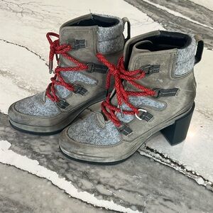 Sorel Blake laced heeled boot. Size 9